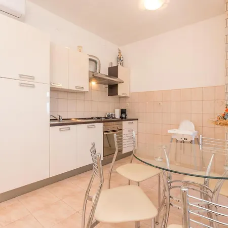 Hébergement de vacances 4 Bedroom Stunning In