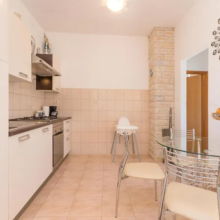 4 Bedroom Stunning In Holiday home