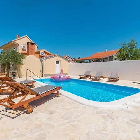 4 Bedroom Stunning In Holiday home